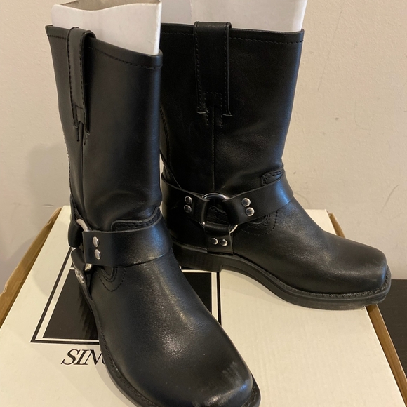 Frye - Picture 1 of 4